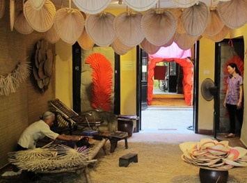 Nhiều làng nghề “phất” nhờ khủng hoảng